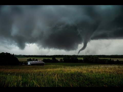 Outrunning Tornado Near Waverly, Iowa