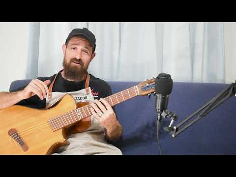 Jacob presentando la guitarra multiescala regalo para Wyatt