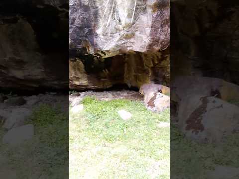 está piedra tipo cueva de camino ala laguna del salado chitaga norte de Santander Colombia ♥️🇨🇴💯