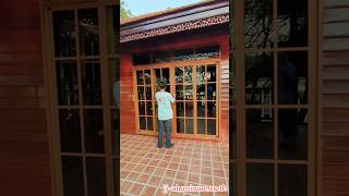 ประตูบานเลื่อนแบ่งสี่เปิดกลางพร้อมแปะลูกฟัก