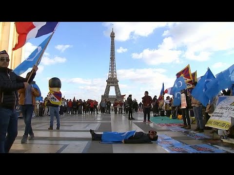 شاهد مظاهرة في باريس تندد بـ"الانتهاكات الصينية بحق الإيغور" …