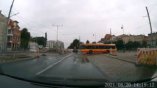 Autobus wymusza pierwszeństwo