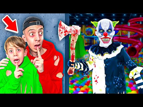 HORROR CLOWN verfolgt KLEINER JUNGE im KINDERSPIELELAND! 🤡😳