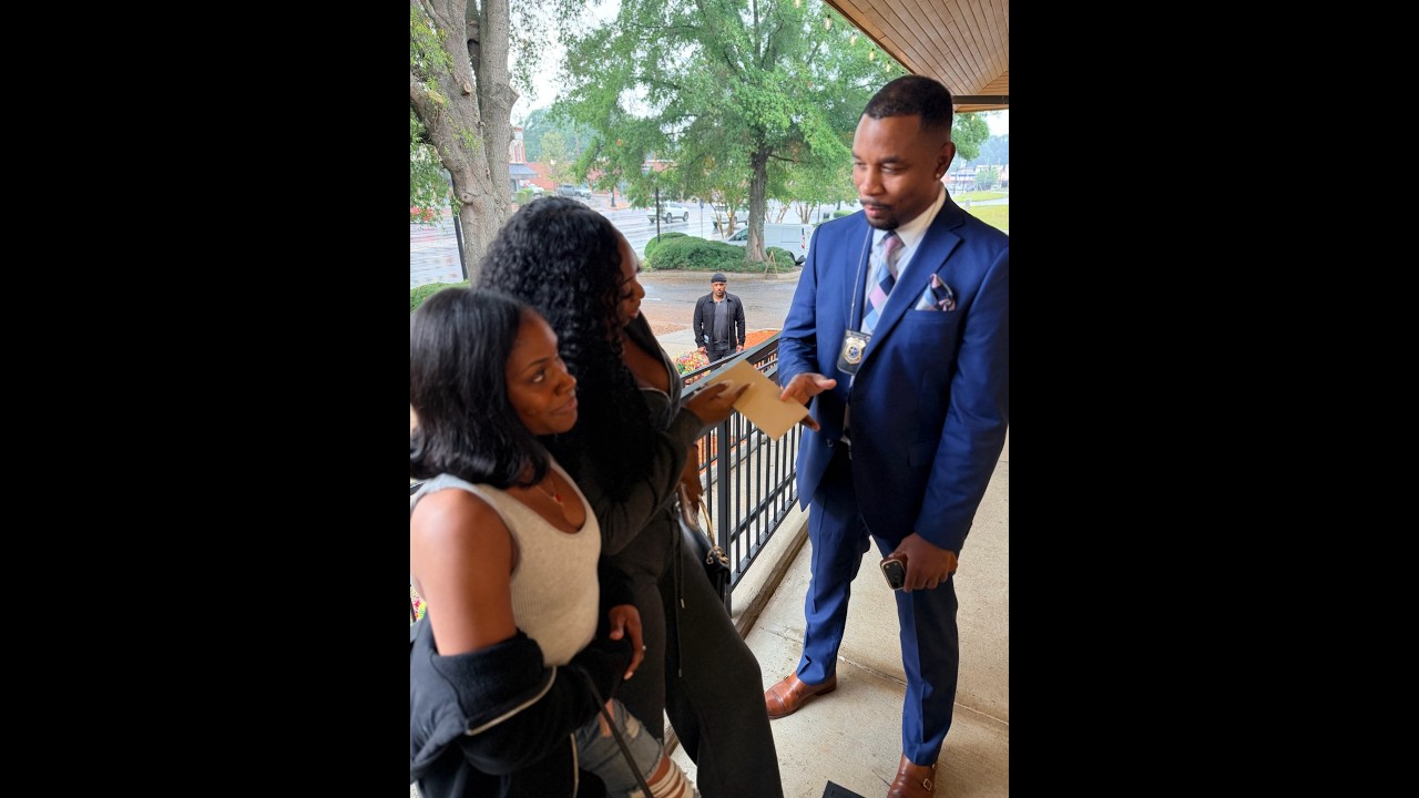 J Diva gets spotted talking to law enforcement by her plug!
