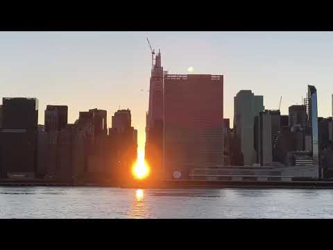 Timelapse Manhattanhenge Sunset (+1 Day) from Long Island City Gantry Plaza State Park