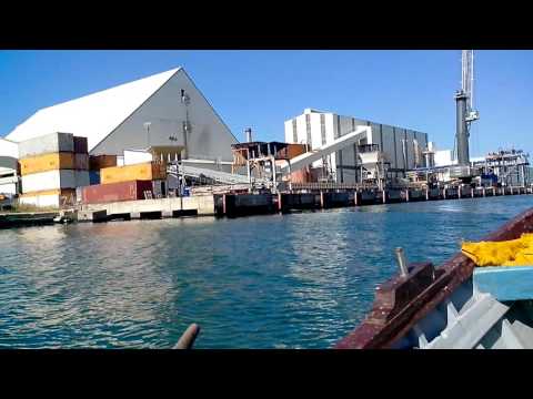 Des employés de Tunisie sucre balancent leurs déchets dans le canal de Bizerte