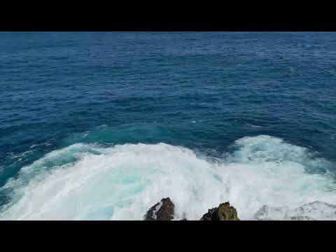 The sea breathes, and the wind whispers peace. #bdtraveller #nusapenida #brokenbeach #rawsound