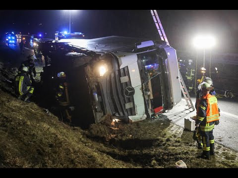 FLIEDEN: Auf der A66: Lkw kommt von Fahrbahn ab und kippt um - stundenlange Bergung