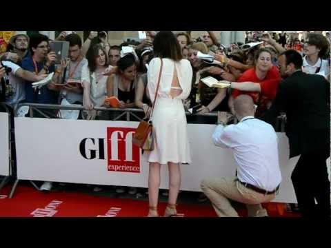 GIFFONI FILM FESTIVAL: Anita Caprioli firma gli autografi sul red carpet