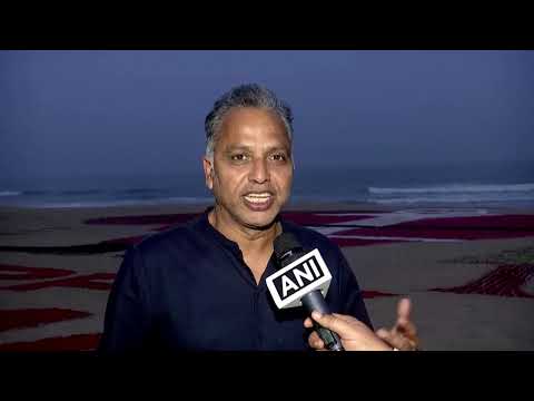 X-MAS INDIA: Sudarshan Pattnaik creates Santa with candles on a beach in Odisha, India, 24 Dec 2024.