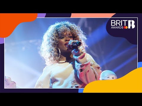 Rihanna - We Found Love (Live at The BRITs 2012)