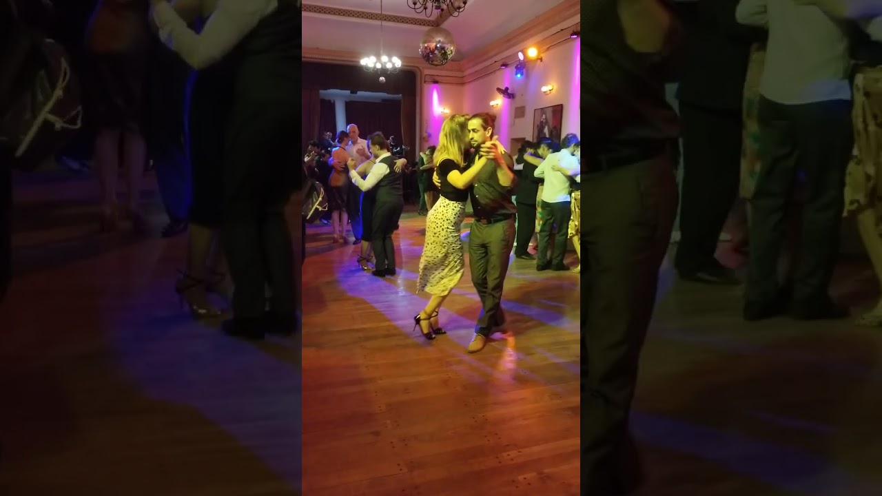 Pasos de baile de tango En Lo de Balmaceda, Ernesto Balmaceda saluda y Jana baila