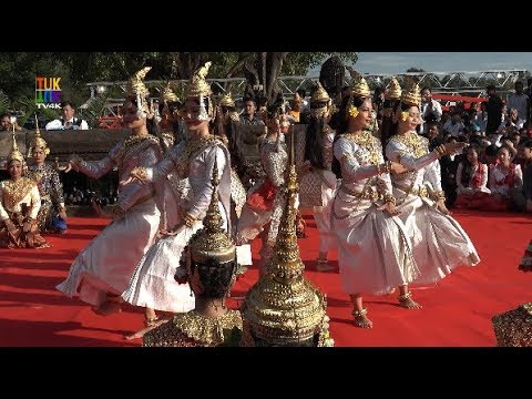 5000 monks and the Royal Ballet of Cambodia at Angkor Wat temple