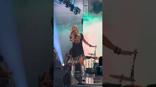 #CarrieUnderwood honoring the late #TobyKeith with a special performance of “A Little Less