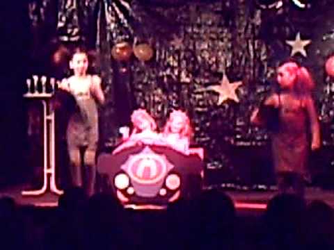 Ravih met Marije, Eva en Julia op mini-playbackshow in Gieterveen