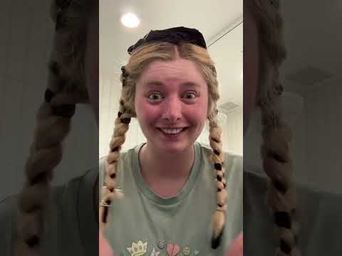 Paula tries it out in #nyc - Should I laugh or cry? 😅🥲 What do you think of the curls?