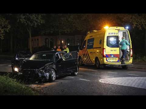 2 slachtoffers raken zwaargewond na aanrijding op de Middelweg in Zwolle | Ambulances met spoed