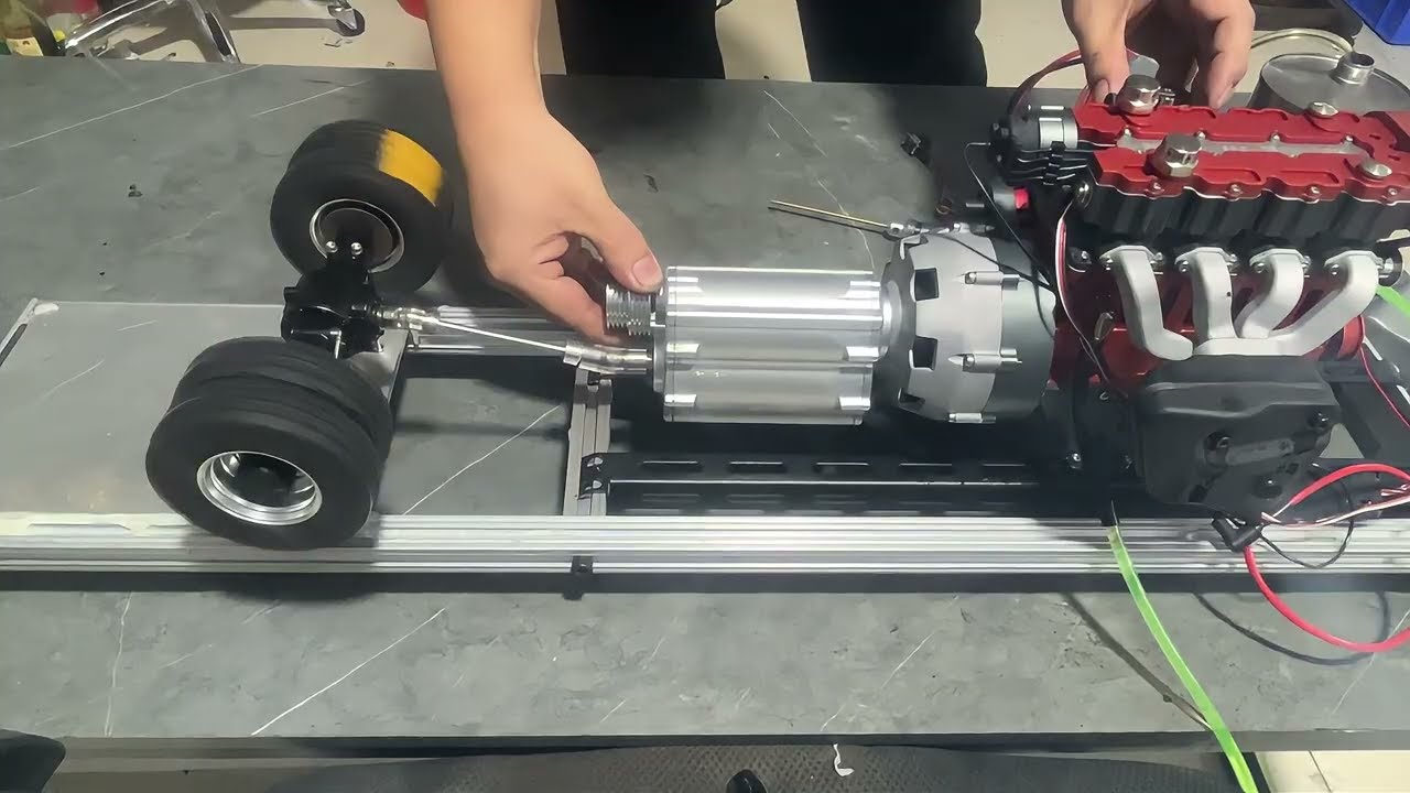 Install a 32cc four-cylinder engine on a model car and start it up.