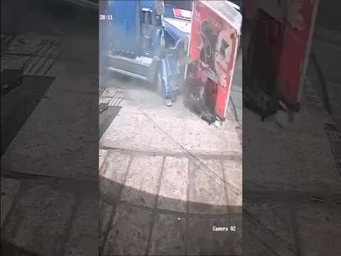 Accidente de un tráiler supuestamente se quedó sin frenos, colisionaron, Retalhuleu, Guatemala.