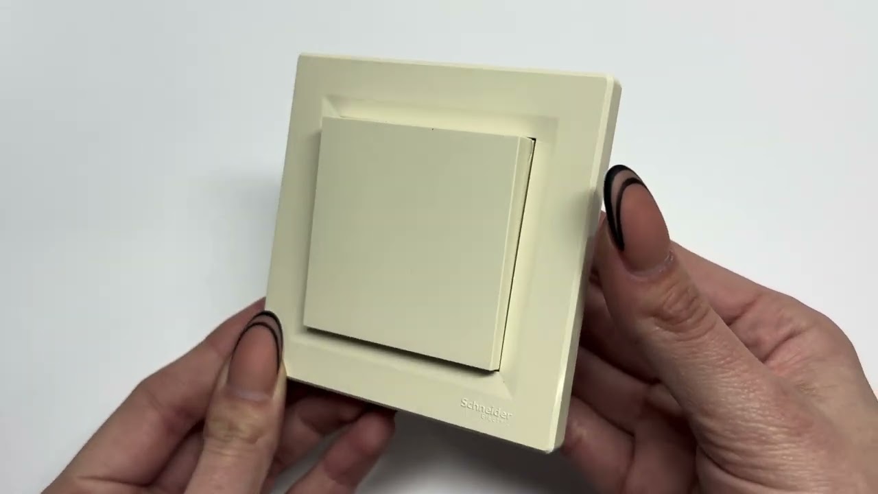 Розетка одинарная с/з и крышкой SCHNEIDER Asfora крем EPH3100123