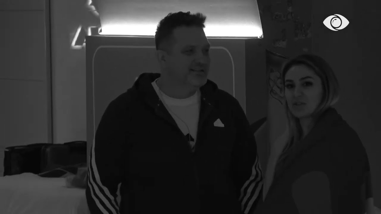 Situatë komike në dhomën e gjumit, Juli ngacmon Elvisin për të brendshmet: Është perandor…