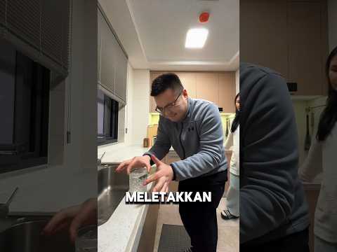 Dia bingung mau nyeduh teh malah hilang semua 😂 #shorts