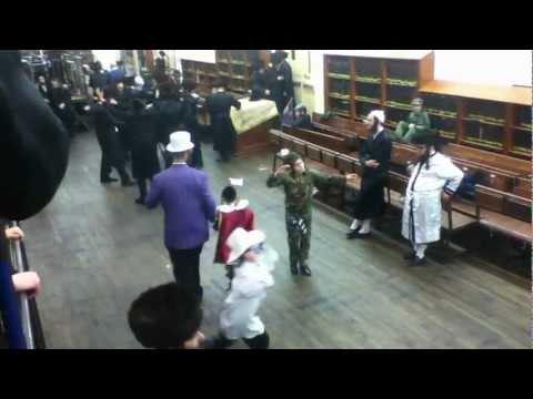Purim 2012 Singing and Dancing in Satmar shull on Hooper