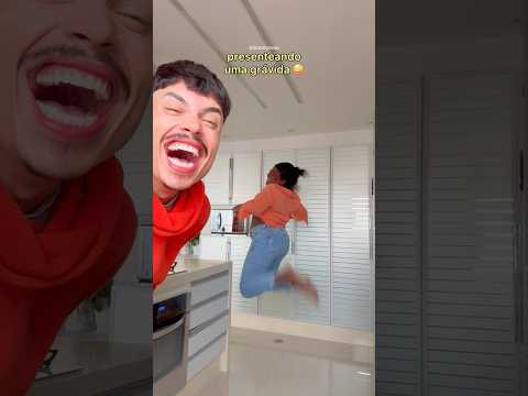 PRESENTEANDO UMA GRÁVIDA