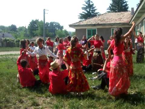 Serbare Scoala Burdusaci, Grupul Scolar Rachitoasa, jud. Bacau 2011 002.AVI