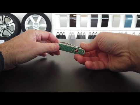 Action of a Victorinox Bantam X Cadet X with 91mm Scissors