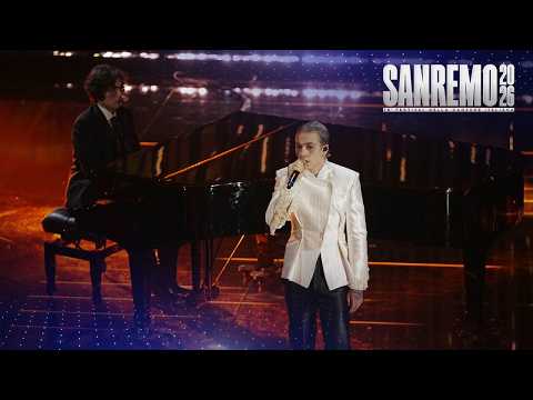 Sanremo 2026 - Chiello canta Mi sono innamorato di te con al pianoforte il Maestro Saverio Cigarini