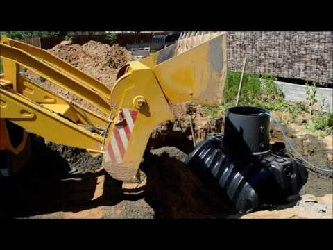 17 этап работы экскаватора-погрузчика ДЭМ 310 погрузчик уплотняет грунт возле бака