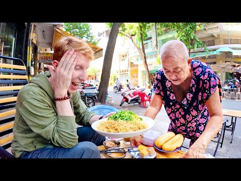 Visiting my Vietnamese Grandma (she wouldn't stop feeding me) 🇻🇳
