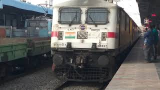 preview picture of video 'UPGRADED LHB SIRPUR KAGAJNAGAR EXPRESS WITH WAP 7 LALLAGUDA ARRIVING RAMAGUNDAM'