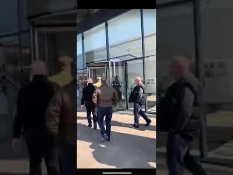 DFLA DELIVER A LETTER TO THE GUARDIAN HQ.