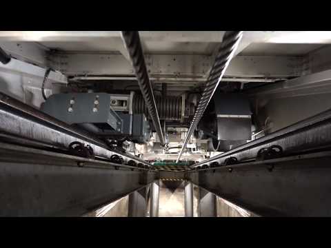 Standseilbahn 2500.02 Biel - Evilard (Leubringen) - Wagen fährt aus der Bergstation