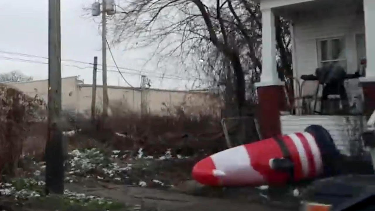 A LOOK AT DETROIT'S FORGOTTEN HOODS DURING HOLIDAY SEASON