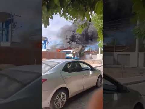 Ônibus da Novo Horizonte sofre pane e pega fogo, em Ibotirama, Bahia
