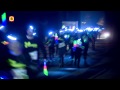 Vijfhonderd mensen lopen in het donker door het bos bij de Warande by Night in Tilburg