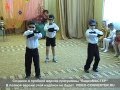 дети танцуют танец тараканов 