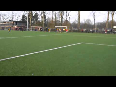 Saestum scoort bijna, maar Michel tikt de bal net over.