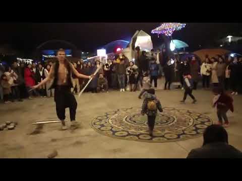 Flow Arts, dwa kije, taniec ognia, atrakcja weselna, występuje Mao, COART Fest, Dali, Yunnan, China