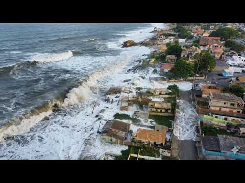 O mar encheu essa rua de água em Atafna