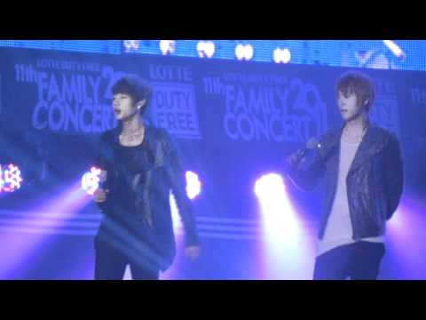 Doojoon's cute waving at b2uties. On Rainy days Lotte concert