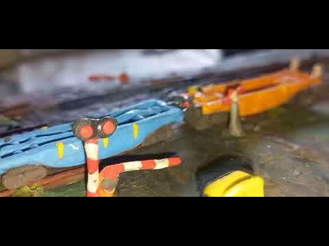 przelot EU07 pkp cargo z krótkim składem platform na przejeździe w marianowie