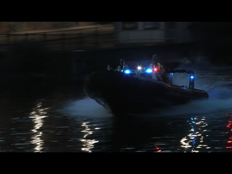 Waterpolitie Boot P503 Politie IJdok met spoed naar een melding op het water in Amsterdam