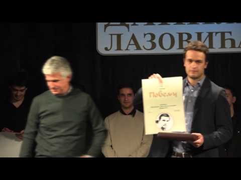 Radovan Knežević dodeljuju Povelju pobedniku festivala Strahinji Blažiću