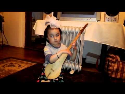 4 летняя девочка играет на комузе ( amazing player on komuz 4 years olds girl)
