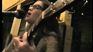 Lisa Loeb performs &quot;Do You Sleep&quot; at Highland Grounds
