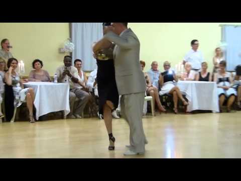  Jose Luis Gonzalez  and  Paulina Cazabon Goméz  are  dancing  to  a  tango